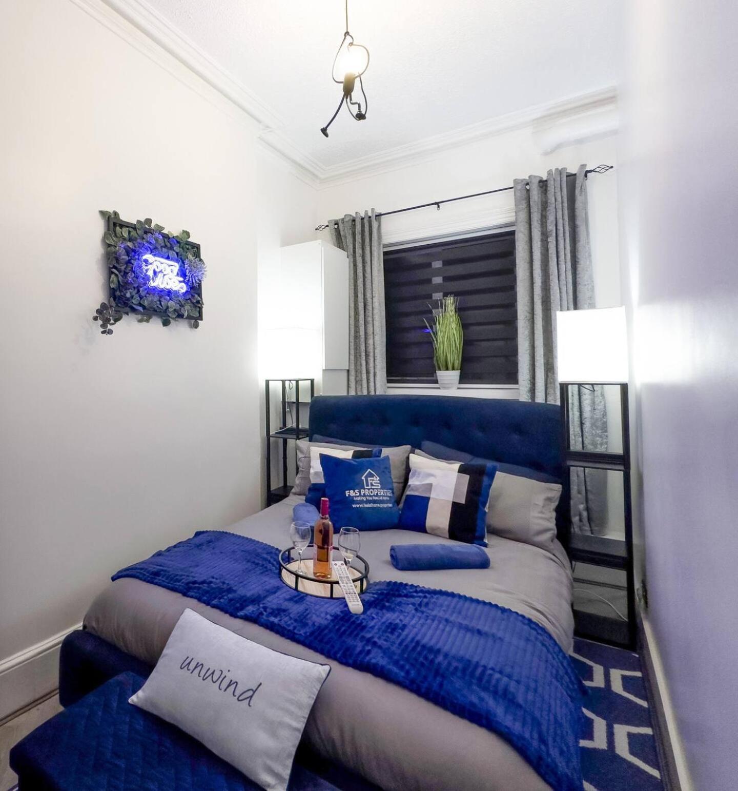 Swanky Seaside Sanctuary W Foozeball - Southend-on-Sea